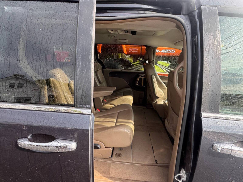 2014 Chrysler Town and Country Touring-L