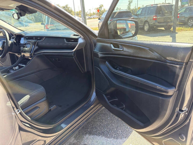 2023 Jeep Grand Cherokee Laredo