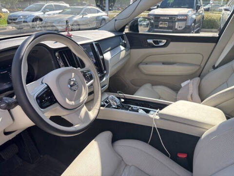2025 Volvo XC60 B5 Ultra Dark Theme