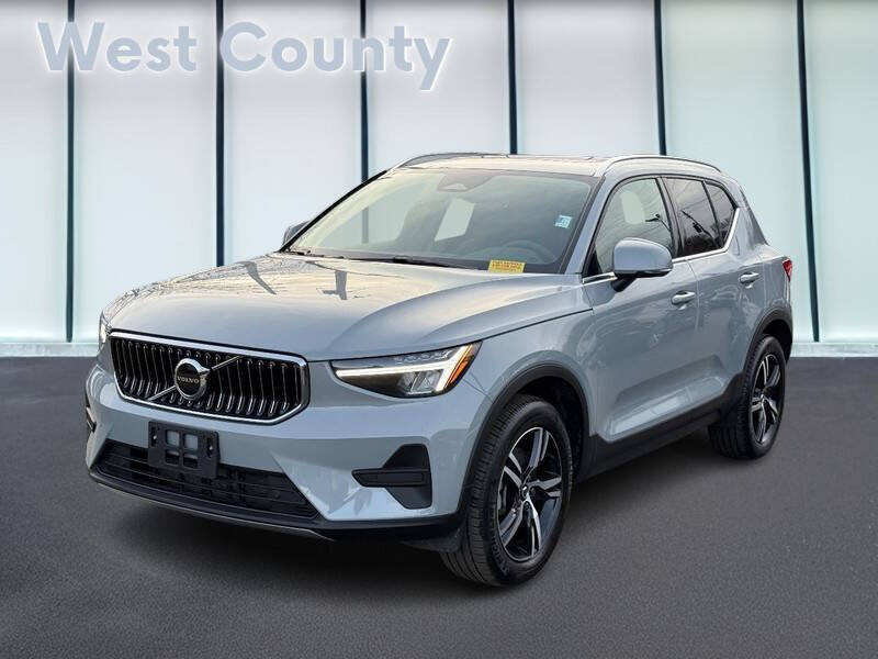 2025 Volvo XC40 B5 Core Bright Theme