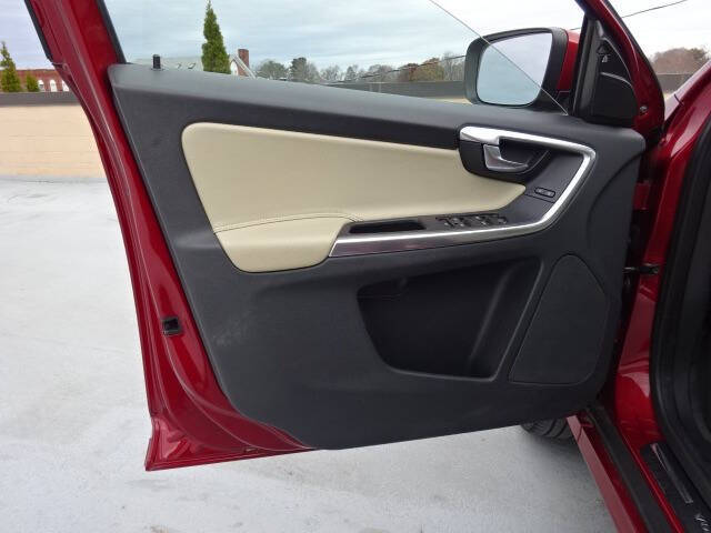 2016 Volvo XC60 T6 Drive-E R-Design Platinum