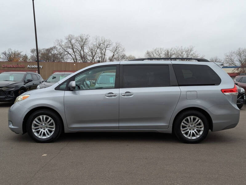 2014 Toyota Sienna XLE 7-Passenger Auto Access Seat
