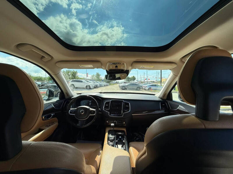 2016 Volvo XC90 T6 Momentum