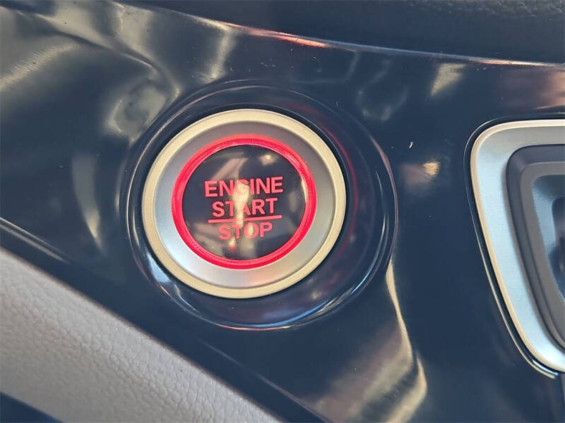 2022 Honda Pilot Touring w/Rear Captain's Chairs