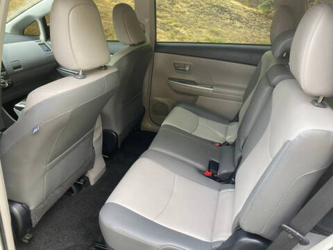 2015 Toyota Prius v Five