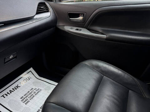 2017 Toyota Sienna SE 8-Passenger