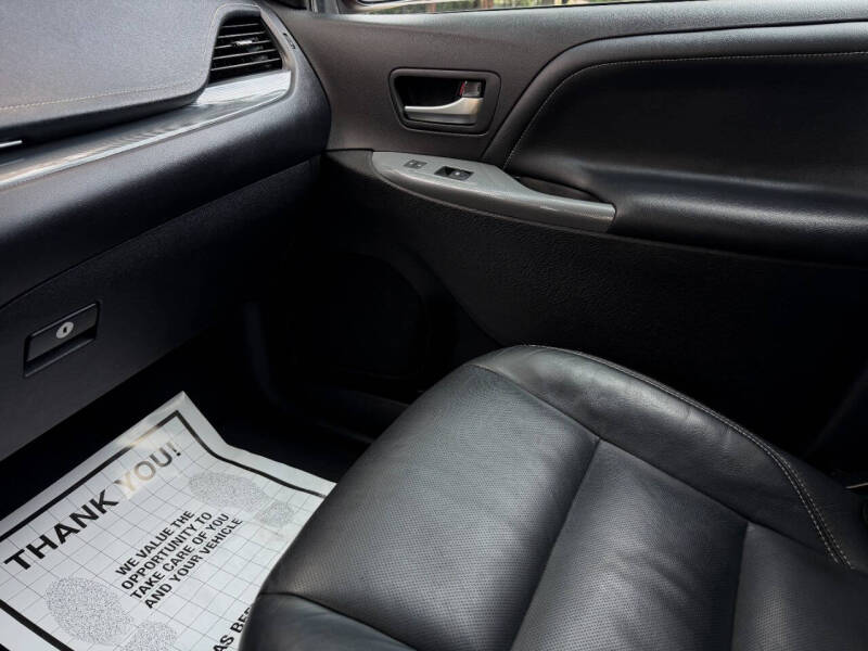 2017 Toyota Sienna SE 8-Passenger