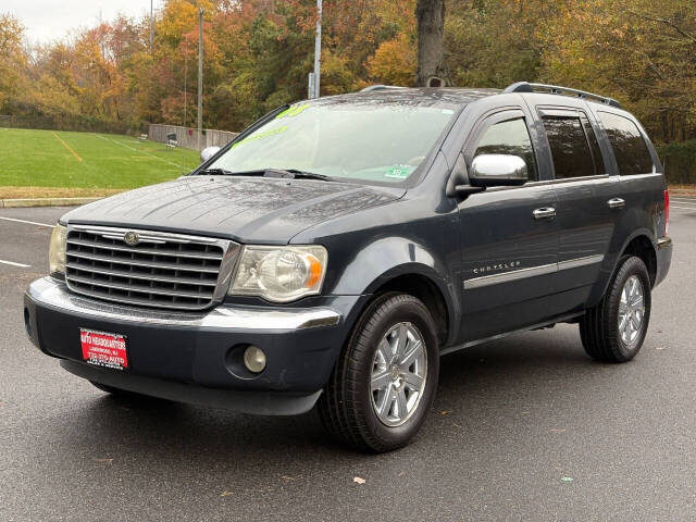 2008 Chrysler Aspen Limited's photo
