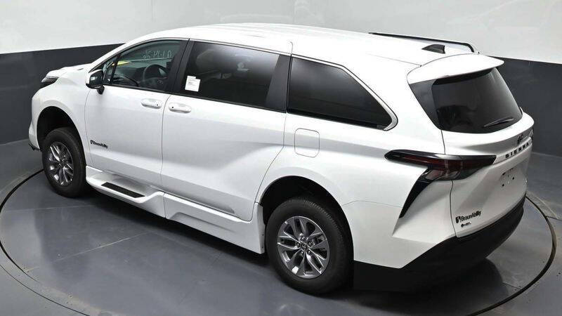2025 Toyota Sienna LE 8-Passenger