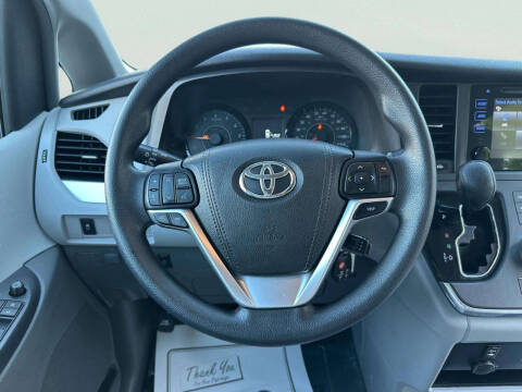 2017 Toyota Sienna LE 8-Passenger