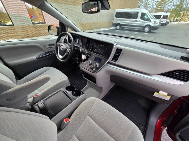 2019 Toyota Sienna LE Mobility 7-Passenger