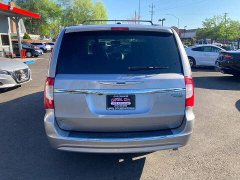 2014 Chrysler Town and Country Touring