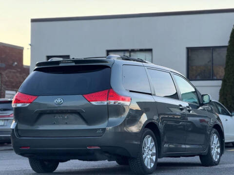 2014 Toyota Sienna LE 7-Passenger