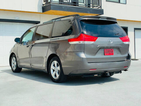2014 Toyota Sienna LE 8-Passenger