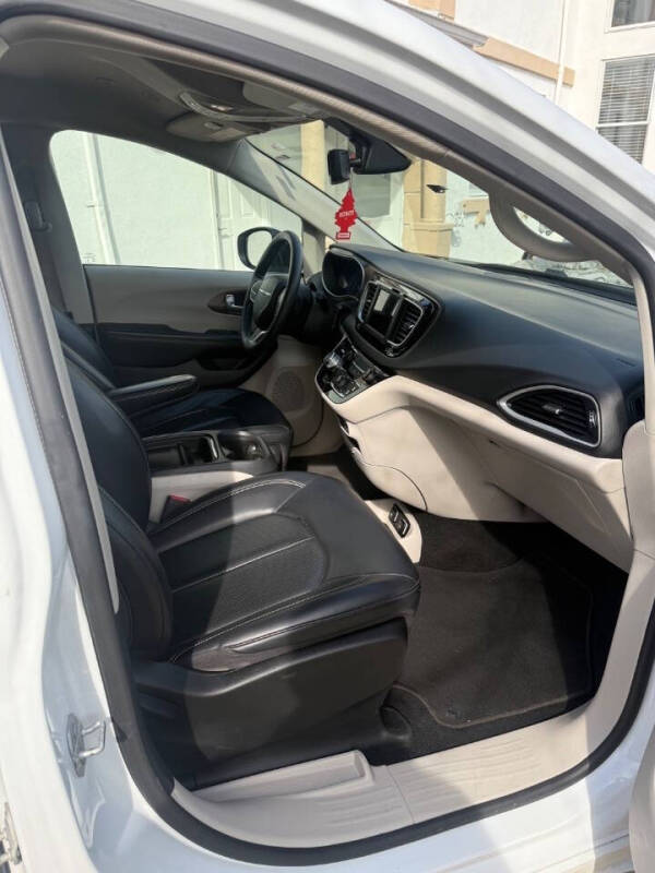 2020 Chrysler Voyager LXi