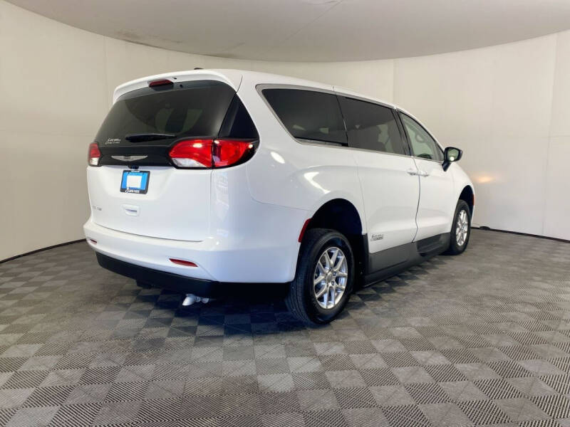 2024 Chrysler Voyager LX