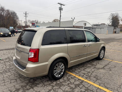 2013 Chrysler Town and Country Touring-L