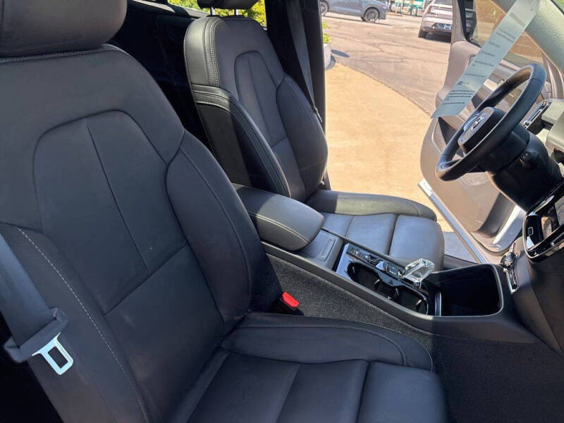 2024 Volvo XC40 B5 Plus Dark Theme