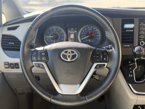 2018 Toyota Sienna XLE 8-Passenger