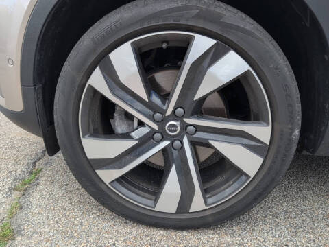 2023 Volvo XC40 B5 Plus Dark Theme