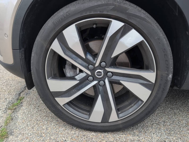 2023 Volvo XC40 B5 Plus Dark Theme