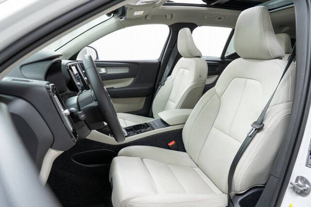 2025 Volvo XC40 B5 Plus Bright Theme
