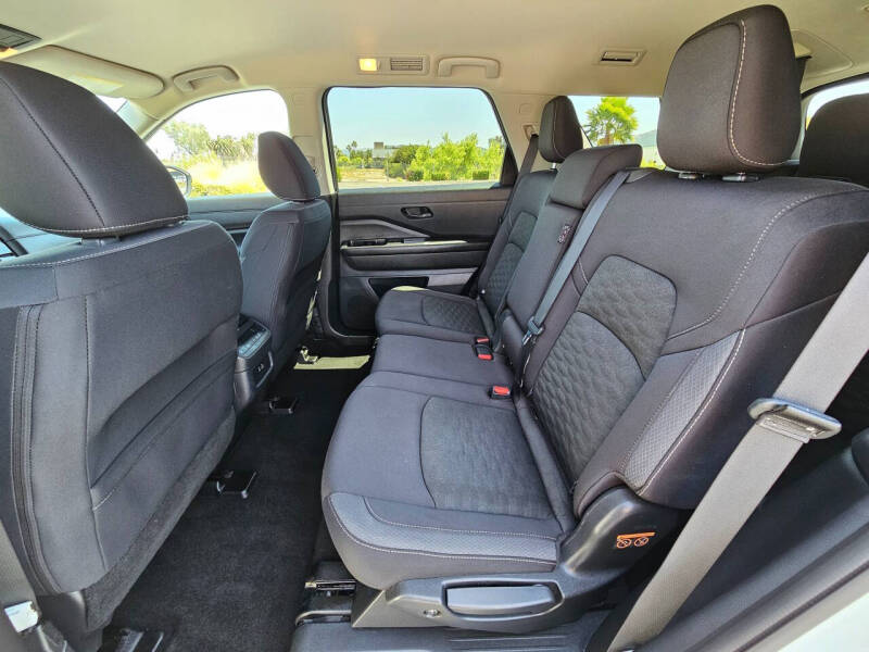 2024 Nissan Pathfinder SV