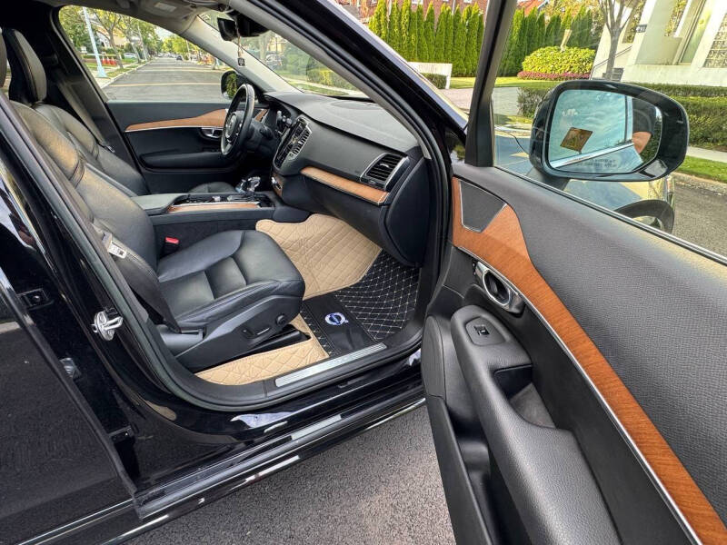 2022 Volvo XC90 T5 Momentum