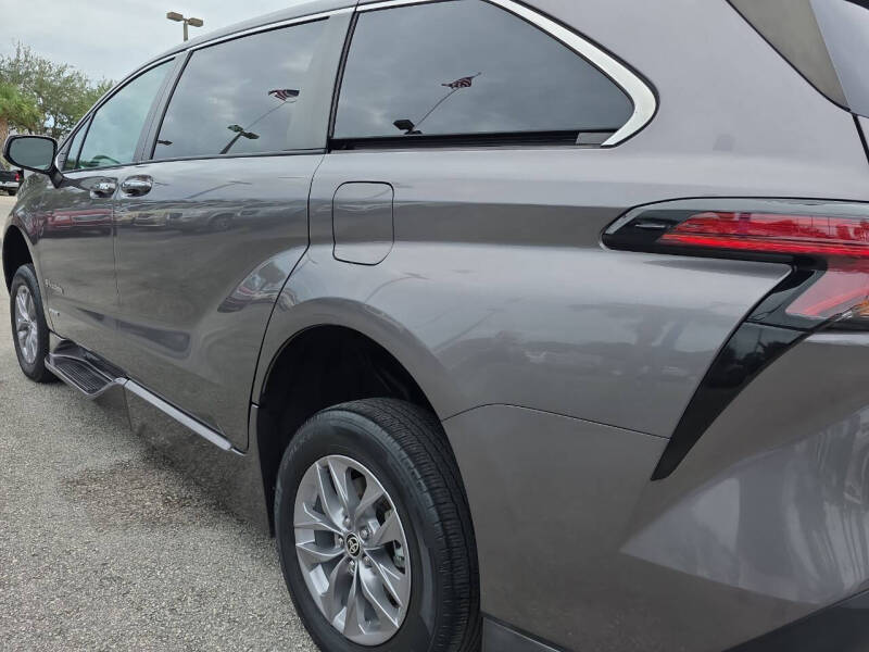 2021 Toyota Sienna XLE 8-Passenger