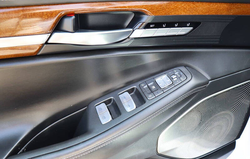2017 Genesis G90