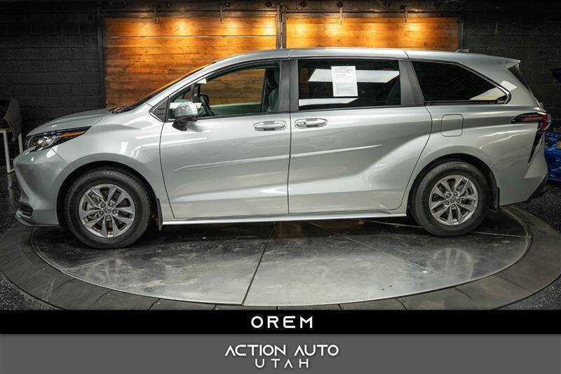 2023 Toyota Sienna LE 8-Passenger