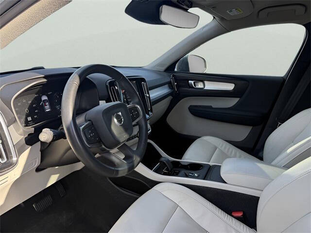 2022 Volvo XC40 T5 Momentum