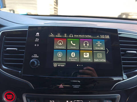 2020 Honda Pilot Touring w/Rear Captain's Chairs