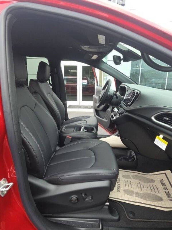2027 Chrysler Pacifica Select