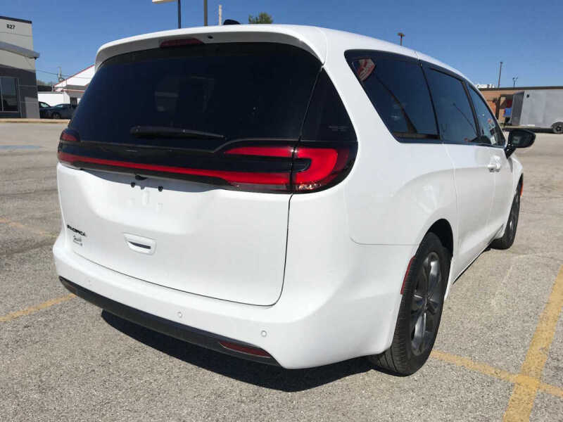 2026 Chrysler Pacifica Select