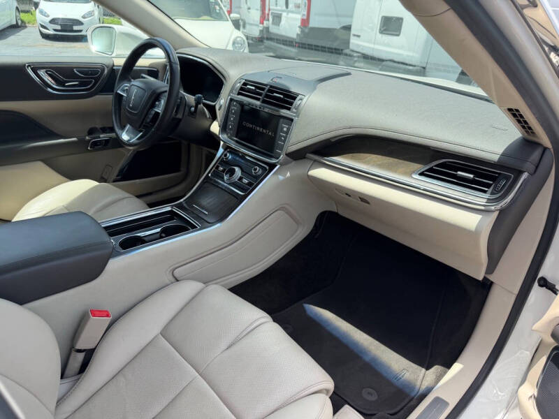 2017 Lincoln Continental Select