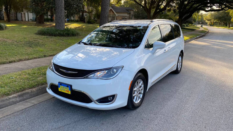 2020 Chrysler Pacifica Touring L photo 2