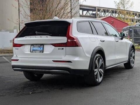 2025 Volvo V60 Cross Country B5 Plus