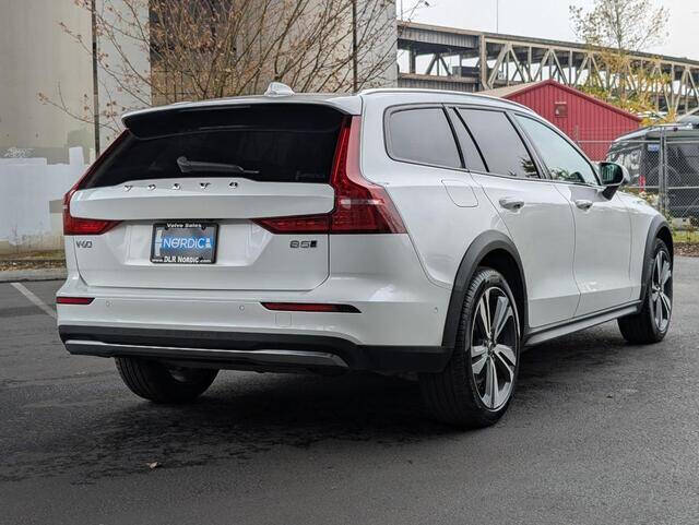 2025 Volvo V60 Cross Country B5 Plus