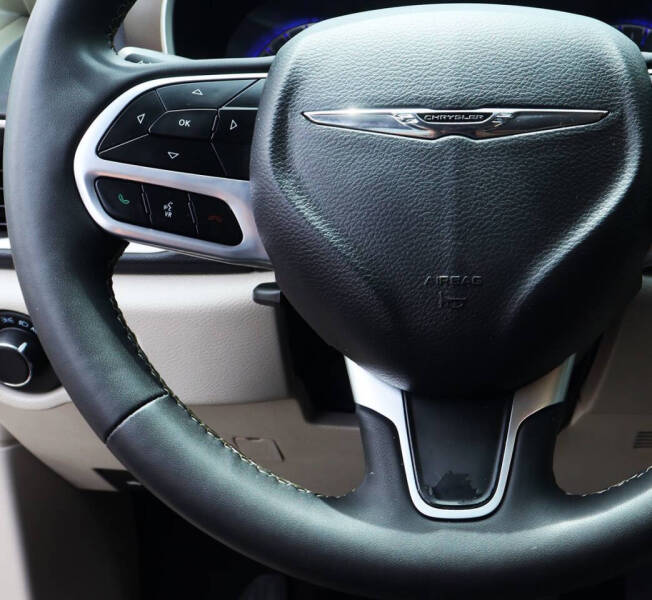 2023 Chrysler Voyager LX
