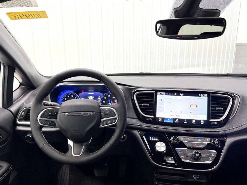 2027 Chrysler Pacifica Select