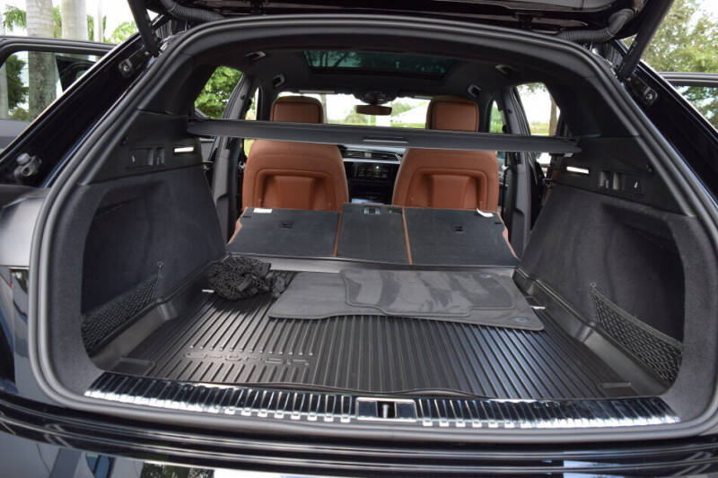 2022 Audi e-tron quattro Premium