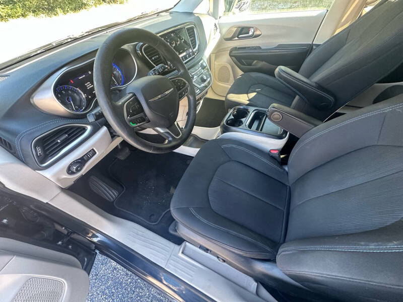 2021 Chrysler Pacifica Touring photo 15