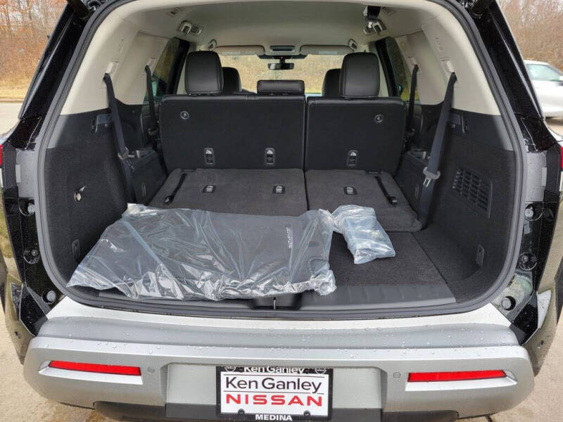 2025 Nissan Pathfinder SL