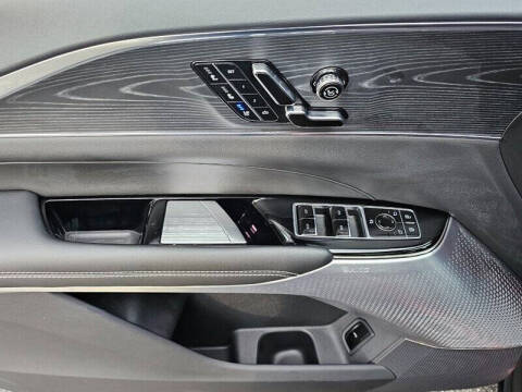 2024 Cadillac LYRIQ Luxury 3