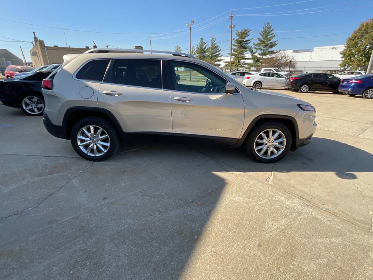 2014 Jeep Cherokee for sale at Auto Connection in Waterloo, IA