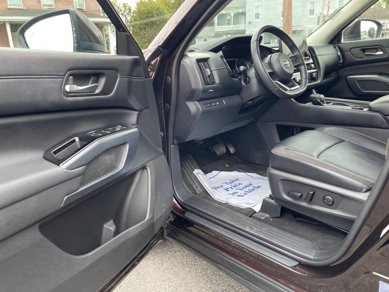 2022 Nissan Pathfinder SL