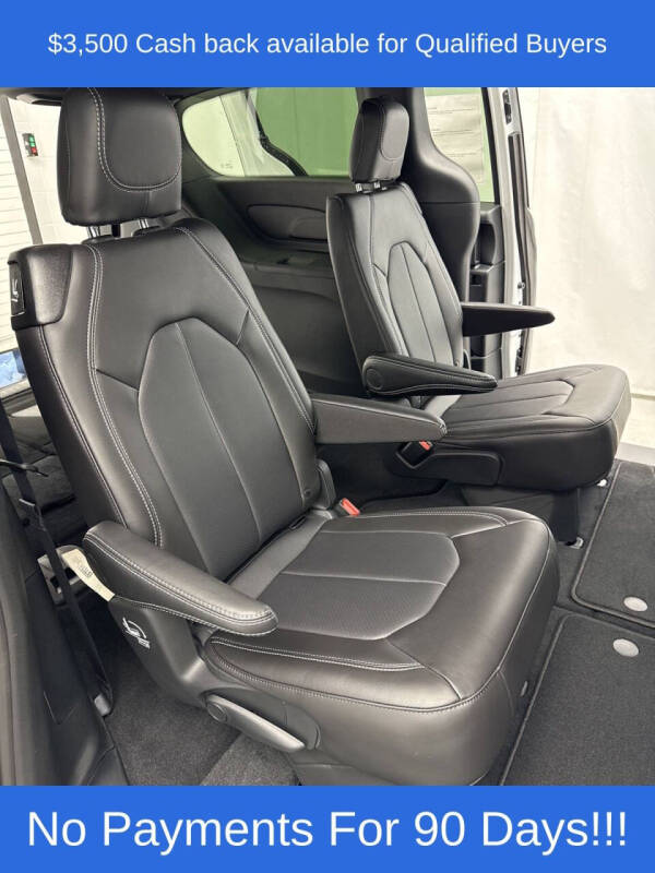 2026 Chrysler Pacifica Select