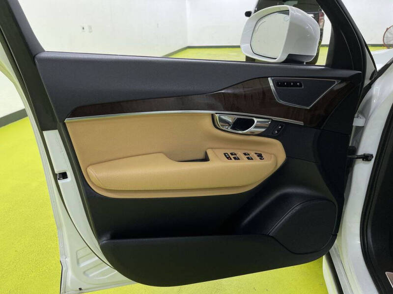 2016 Volvo XC90 T6 Momentum