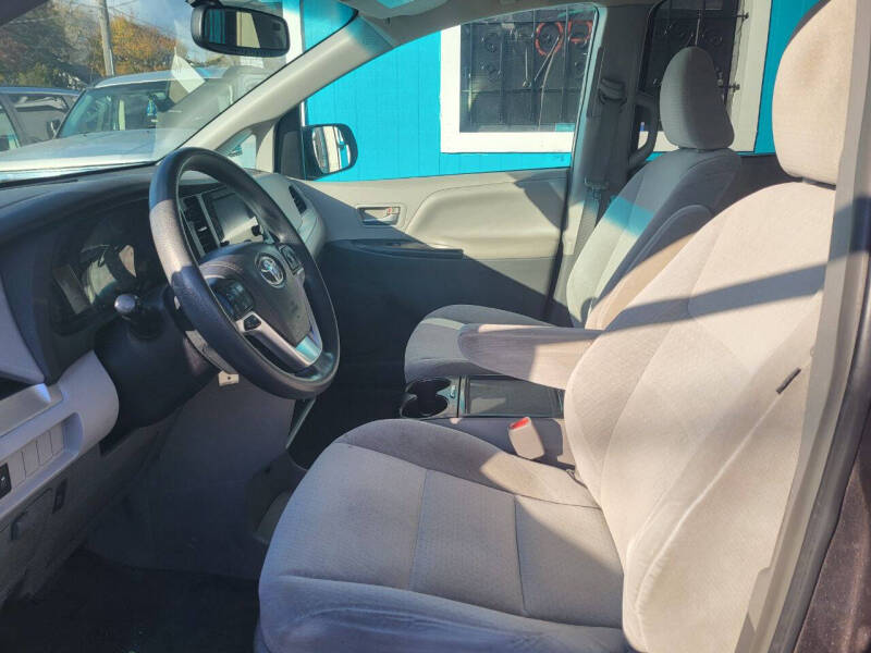 2015 Toyota Sienna LE 8-Passenger